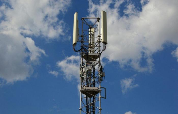 Esta ciudad obligada a aceptar una antena repetidora 5G en el aparcamiento de un centro comercial