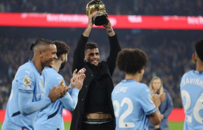 Fútbol: Rodri presenta su Balón de Oro al público del Manchester City