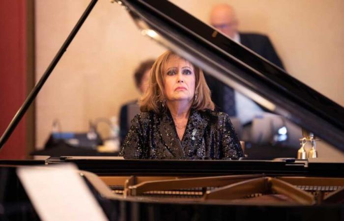 La princesa Carolina Murat al piano para apoyar a la Academia Nacional de Cirugía