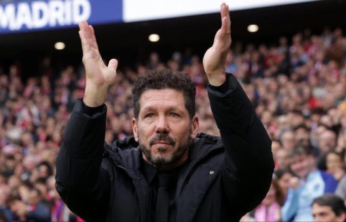 Emocionado Diego Simeone abandona la entrevista tras golpear el hito del Atlético de Madrid