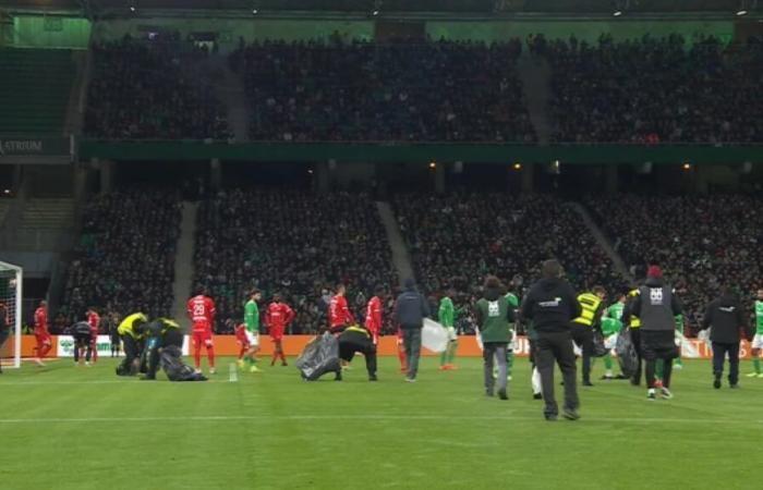 Nuevos lanzamientos de pelotas de tenis durante el partido Saint-Etienne-Montpellier, partido interrumpido.