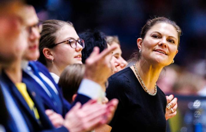 La princesa Estelle y el príncipe Oscar asisten a un tenso partido de baloncesto contra los campeones del mundo