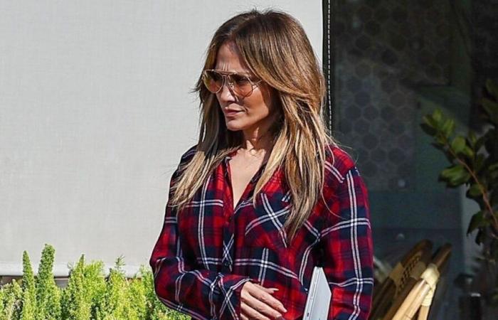 Jennifer Lopez prueba la estética de la recolección de manzanas con una franela a cuadros y jeans rotos