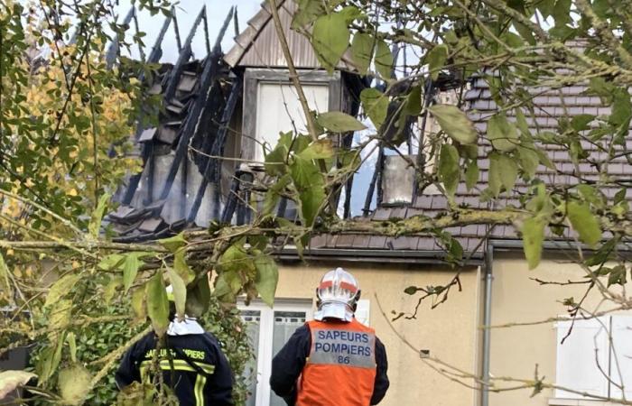 Una casa destruida por un incendio en Vouillé