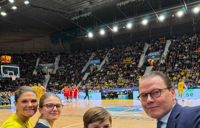 La princesa Estelle y el príncipe Oscar asisten a un tenso partido de baloncesto contra los campeones del mundo