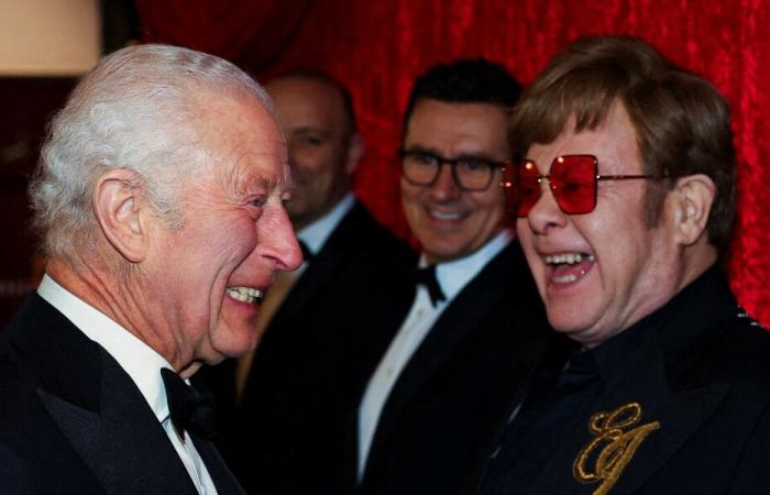 Carlos III retrouve Elton John au Royal Variety Performance