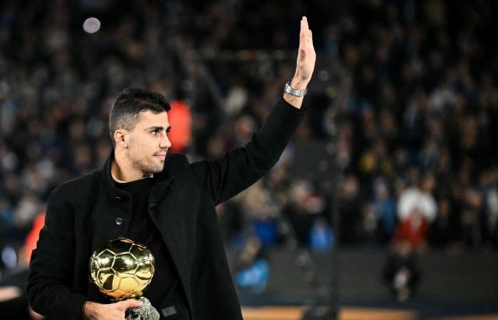 Rodri presentó su Balón de Oro en el Etihad Stadium