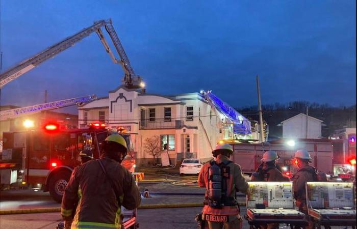 Gran incendio en una funeraria en Beauport