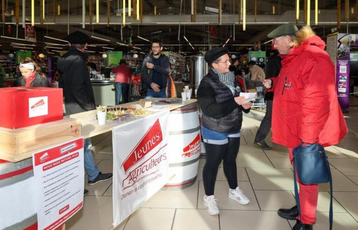 “Los consumidores deben comprender”, los agricultores en misión de sensibilización en el supermercado Sauveterre-de-Guyenne