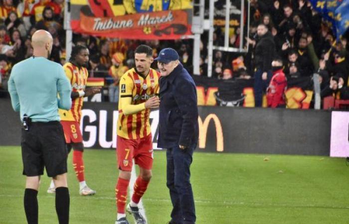 Guardia de honor, congregación especial, saque inicial… El RC Lens celebró a Gervais Martel