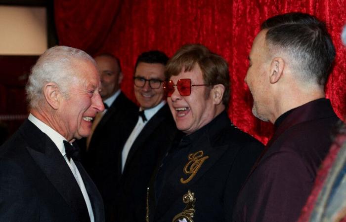 Carlos III retrouve Elton John au Royal Variety Performance