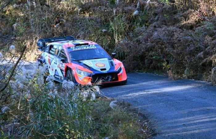 Neuville se acerca al título en Japón, Tänak sigue líder