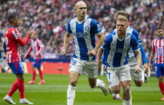 Una surrealista mano de Galán propició el primer gol del Alavés