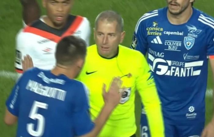 Un árbitro asistente fue alcanzado por un proyectil y el partido se interrumpió durante mucho tiempo.