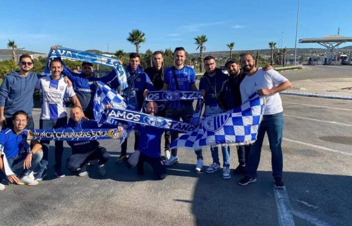 Los aficionados de Tánger marchan hacia Kenitra para apoyar a su equipo ante el Moghreb Tetuán