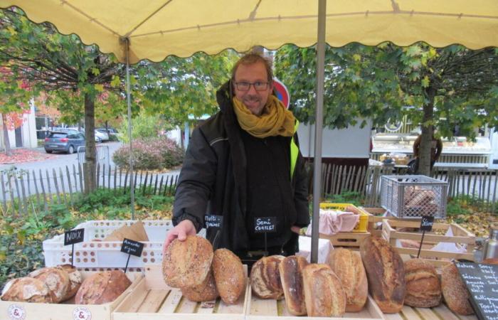 un nuevo panadero ofrece sus panes orgánicos en el mercado