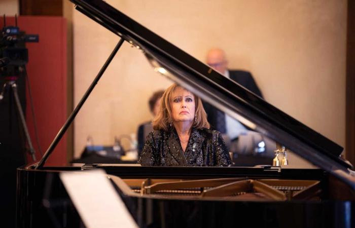 La princesa Carolina Murat al piano para apoyar a la Academia Nacional de Cirugía