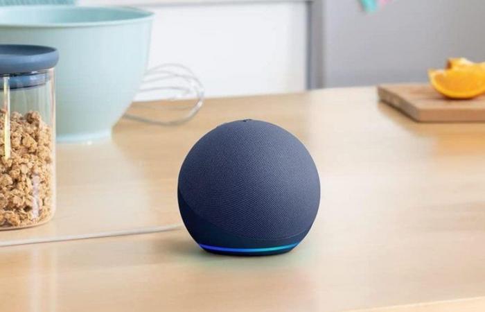 Este altavoz Amazon Echo Dot sigue sorprendiéndote por su bajo precio