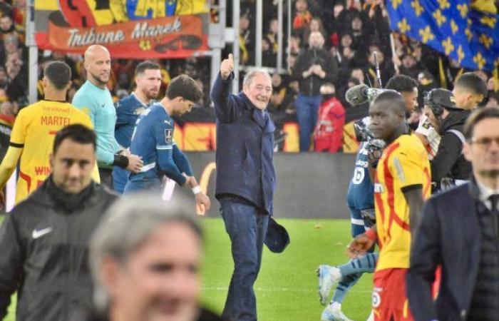 Guardia de honor, congregación especial, saque inicial… El RC Lens celebró a Gervais Martel