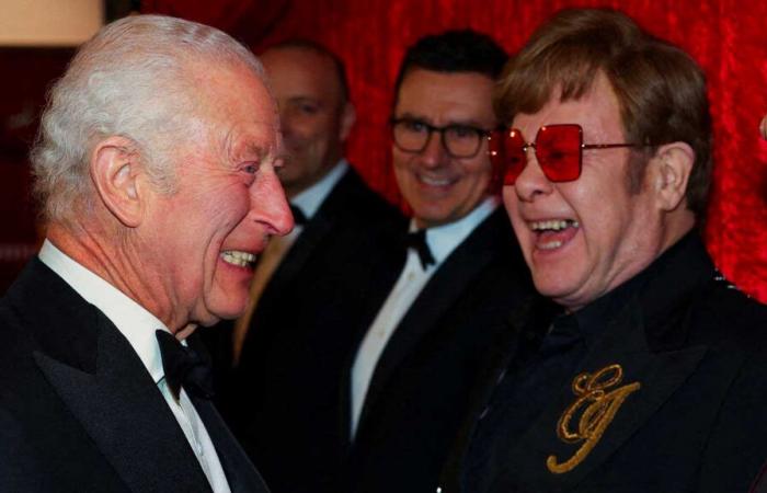 El rey Carlos III se reúne con Elton John y Nemo después de su velada a solas en el Royal Variety Performance