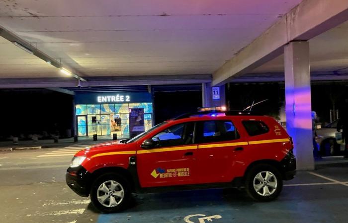 Humo en el centro comercial de la tienda Carrefour tras el incendio en una tostadora