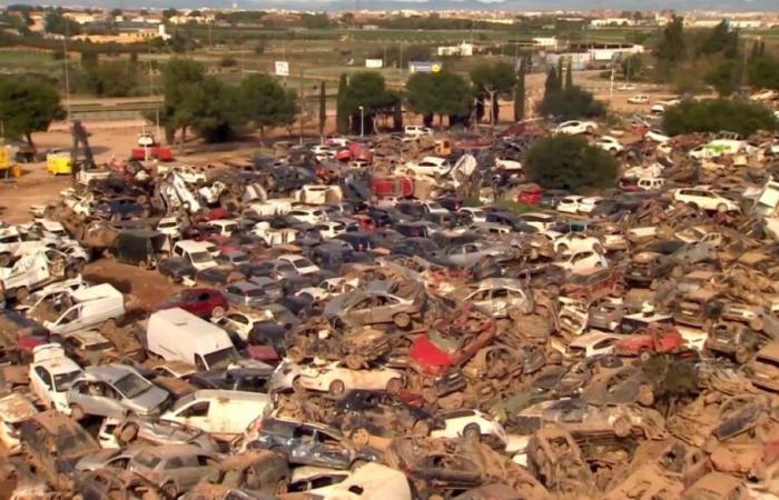 Un enorme cementerio de coches destruidos tras las mortales inundaciones en España