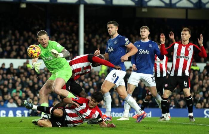 Brentford gana el primer punto como visitante al Everton a pesar de la tarjeta roja de Norgaard