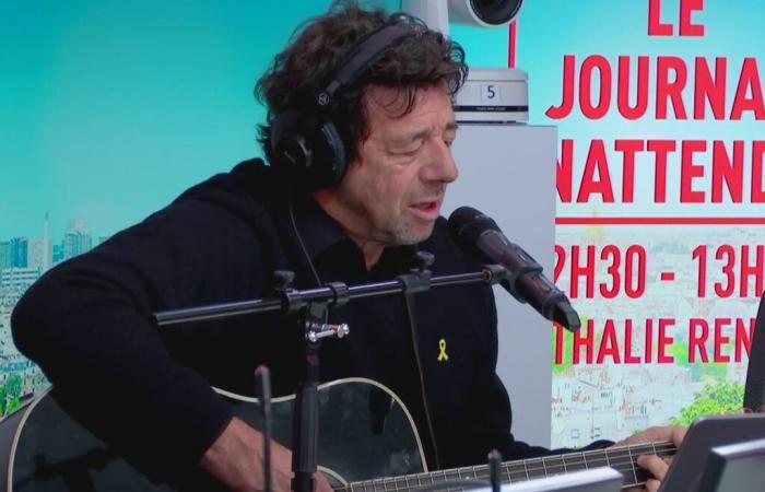 Patrick Bruel interpreta en directo “Les Chaises vides”, su canción en homenaje a las víctimas del 7 de octubre