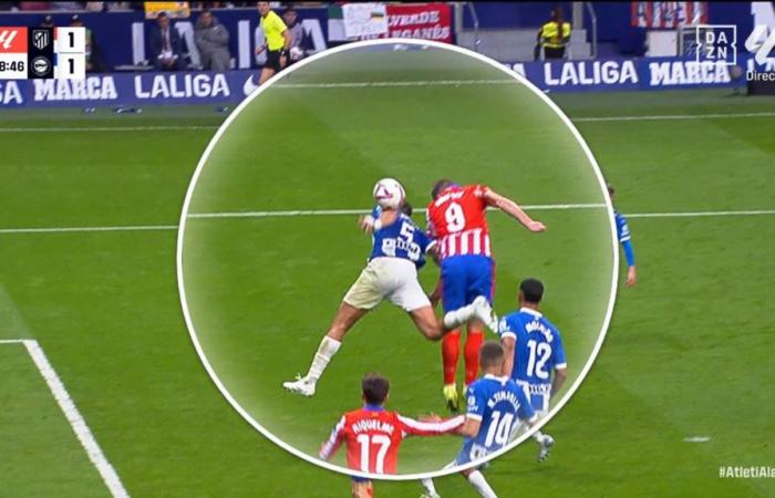 El polémico penalti señalado al Alavés: “Al árbitro no le queda otra que pitarlo”