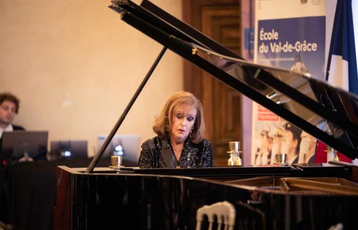 La princesa Carolina Murat al piano para apoyar a la Academia Nacional de Cirugía