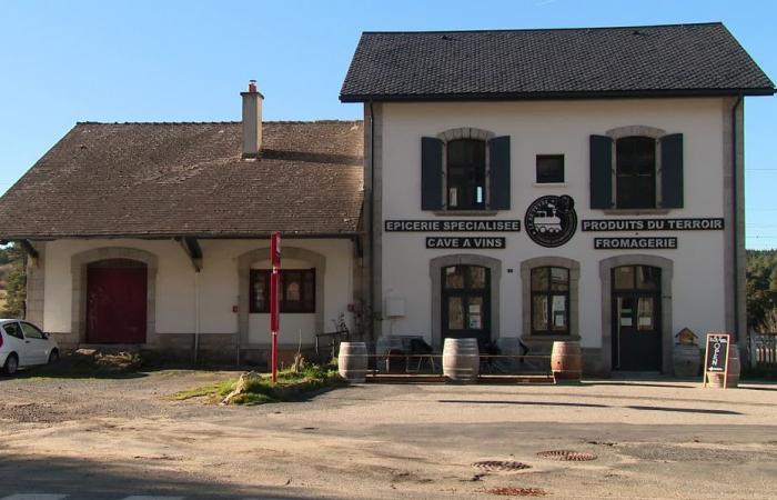 VIDEO. Cerrada desde hace mucho tiempo, esta pequeña estación ha reabierto sus puertas como tienda de alimentación que vende productos locales.