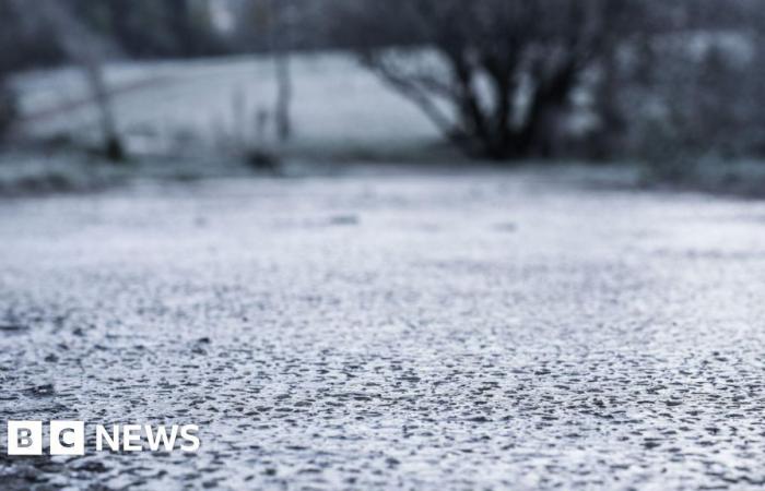 Instan a los automovilistas a tener cuidado ante el hielo