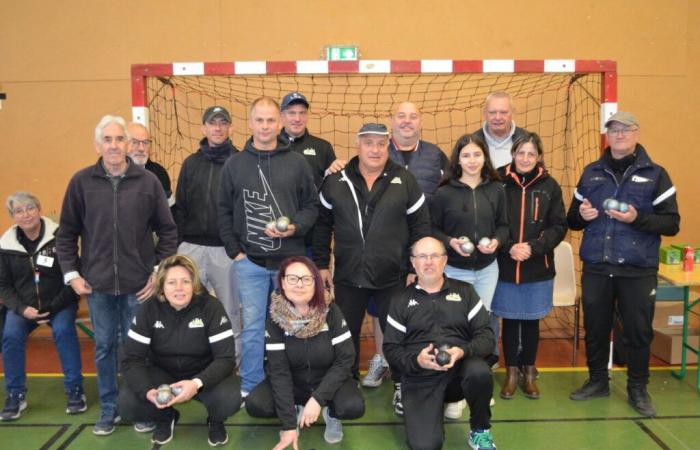 Este club de petanca está equipado con pelotas de PVC para jugar en el interior.