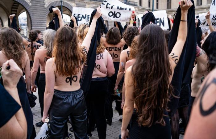 Activistas de Femen se manifiestan frente a la pirámide del Louvre