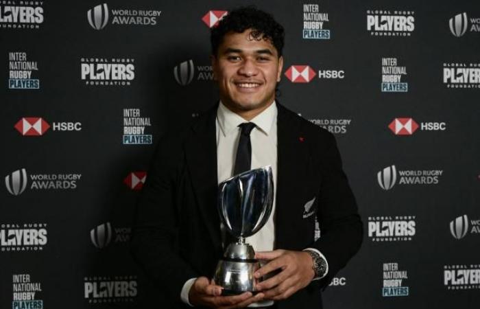 “Lo primero que pensé fue en mi madre”, dijo Wallace Sititi, elegido revelación del año en los World Rugby Awards.