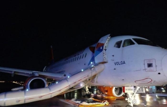 Türkiye: avión ruso evacuado por incendio en el motor al aterrizar