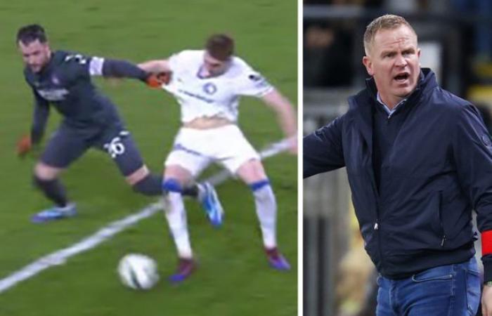 VIDEO. El portero del Anderlecht derriba al jugador del Gante, pero el árbitro no ve ningún problema: “Coosemans era el único que merecía la roja”