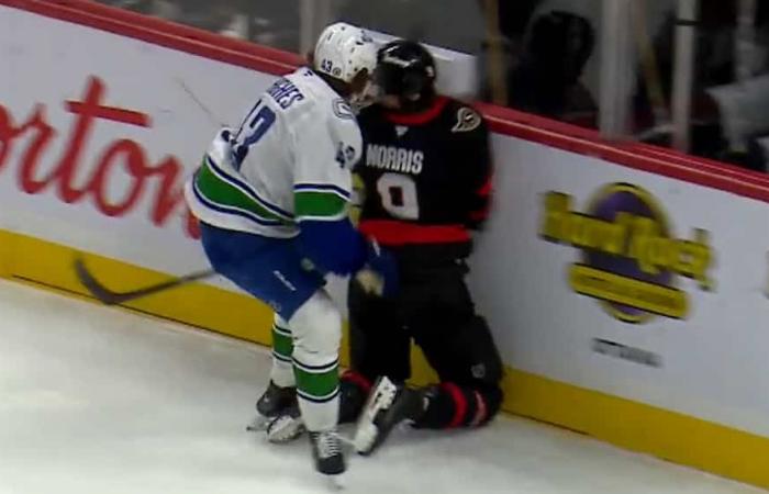 MIRAR: Quinn Hughes expulsada por golpe brutal