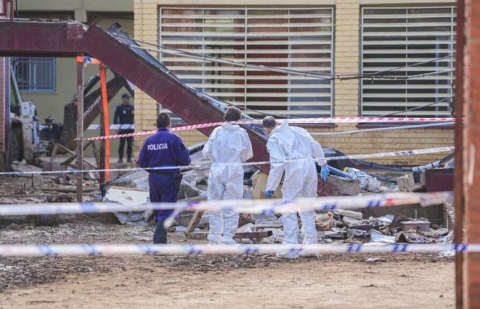 España: El techo de una escuela se derrumba tras las inundaciones y un trabajador muere