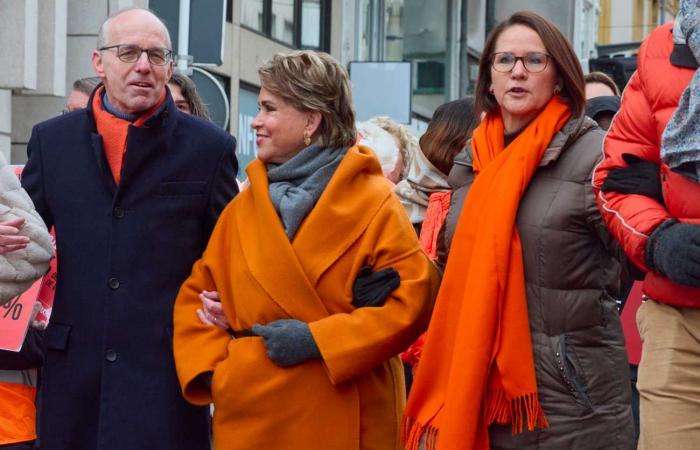 La Gran Duquesa María Teresa se manifiesta vestida de naranja para apoyar a las mujeres víctimas de la violencia