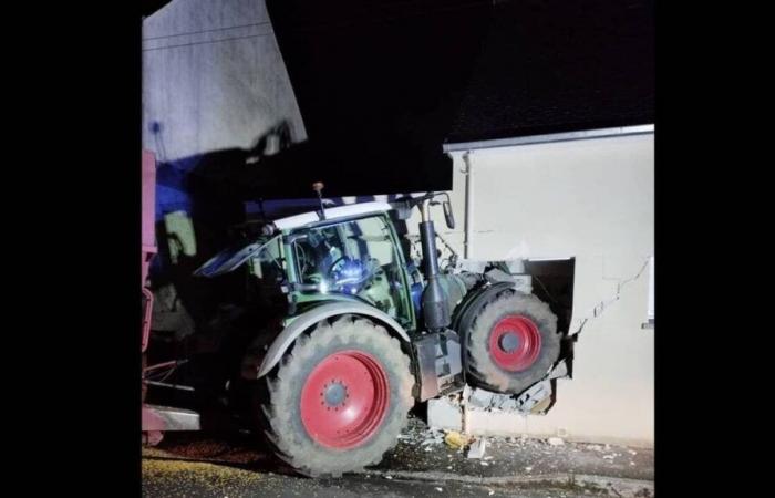 Un tractor choca contra una casa, en Bretaña