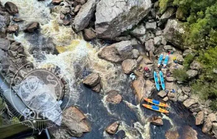 Un kayakista con una pierna amputada atrapado en una grieta de roca