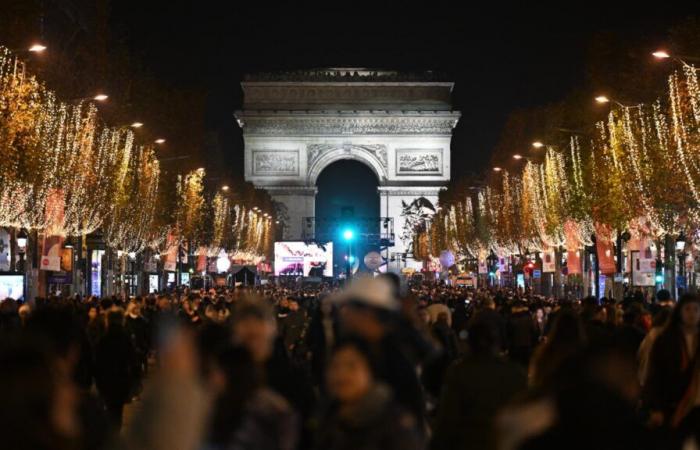 Imágenes de luces navideñas en los Campos Elíseos