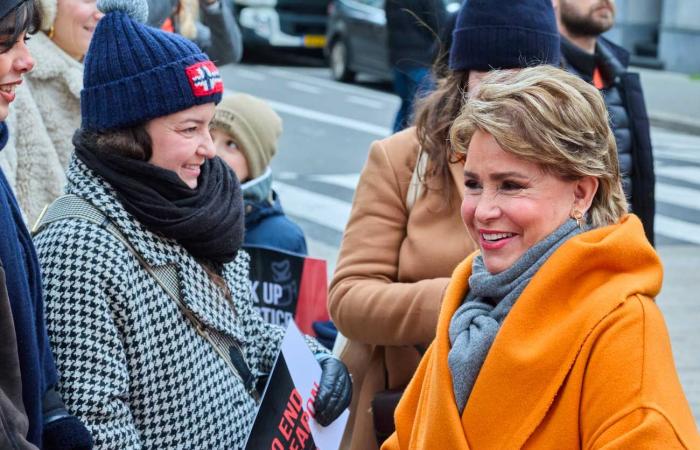 La Gran Duquesa María Teresa se manifiesta vestida de naranja para apoyar a las mujeres víctimas de la violencia