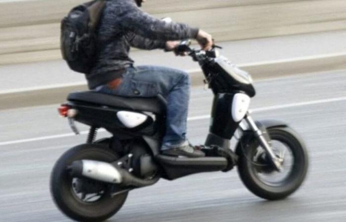 Un joven en scooter termina en una zanja a causa del viento