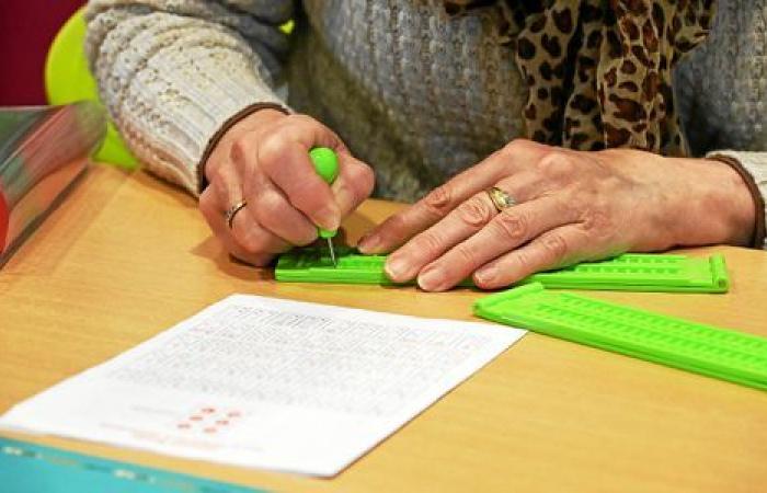 Braille, lupas digitales… La Fiesta del Libro Joven de Morlaix presenta herramientas de lectura para personas con discapacidad visual