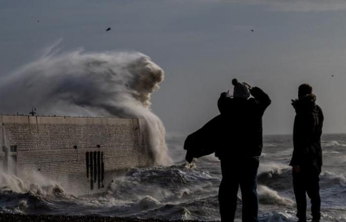 Con fuertes vientos y fuertes lluvias, la tormenta Bert sigue causando daños en Inglaterra y Gales