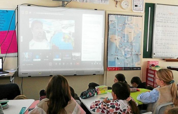 En la escuela Notre-Dame de la Clarté de Combrit, los alumnos conviven con Yoann Richomme, competidor de la Vendée Globe