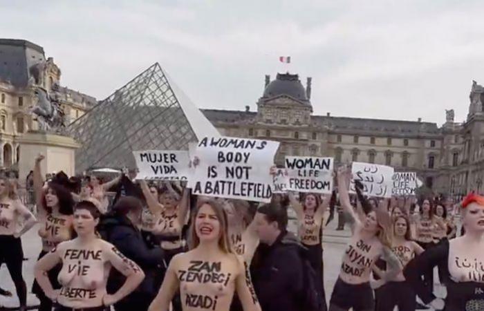 Cien Femen en el Louvre