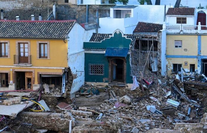 Inundaciones en Valencia: el techo de un colegio se derrumba sobre un trabajador, el hombre muere